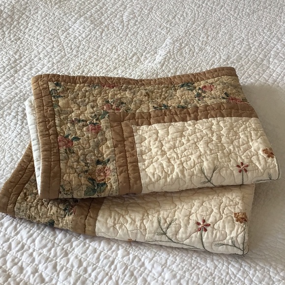 Home Classics Other - HOME CLASSICS 2 Quilted Pillow Shams Full/Stand Brown Cream Floral Embroidered